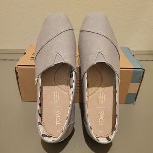 NWOT Classic Toms, Women's 7